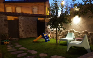 El jardinete con barbacoa y jardií