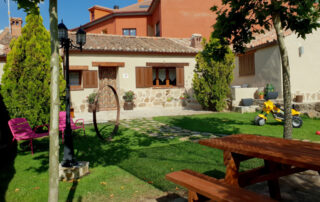 Casa rural con juegos en el jardín